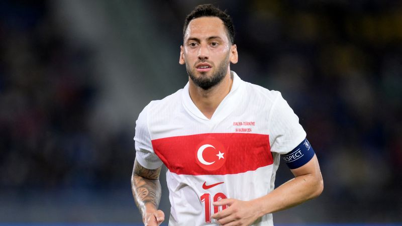 Hakan Calhanoglu - Tiền vệ tấn công với lối chơi mạnh mẽ