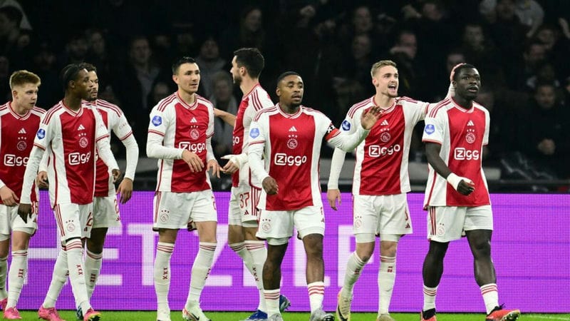 Câu lạc bộ bóng đá Ajax Amsterdam do người nào quản lý