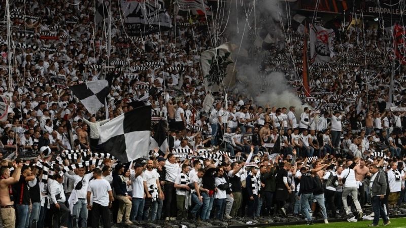 Màn ăn mừng khó quên trên đường Pitch của cổ động viên Eintracht Frankfurt